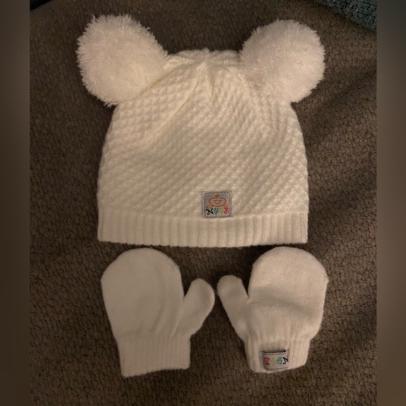 Adorable White Baby Pom-Pom Beanie and Mittens Set 6-18 months - Picture 1 of 6